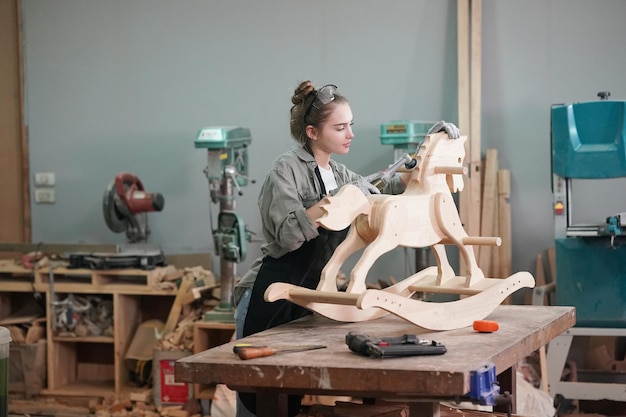 Pequena empresa de uma jovem Mulher jovem e bonita trabalhadora em uma sala de móveis medindo madeira