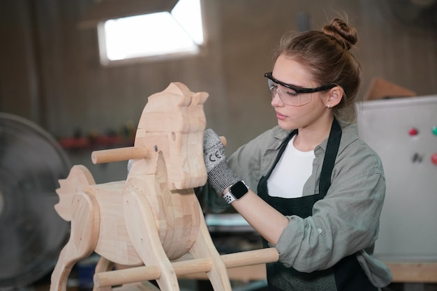 Pequeña empresa de una mujer joven Atractiva joven diseñadora carpintero trabaja en taller