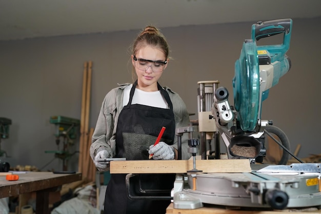 Pequeña empresa de una mujer joven en el fondo del taller de muebles