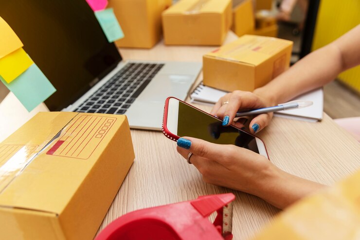 Foto pequeña empresa y puesta en marcha. personas que trabajan online con internet en casa.