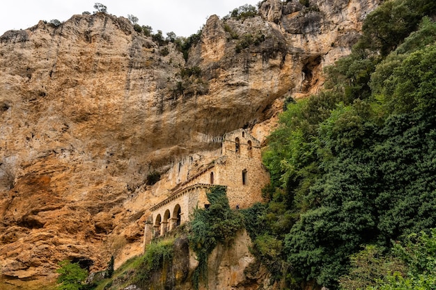 Pequena ermida localizada ao lado de um grande penhasco na aldeia de Tobera Burgos, Espanha