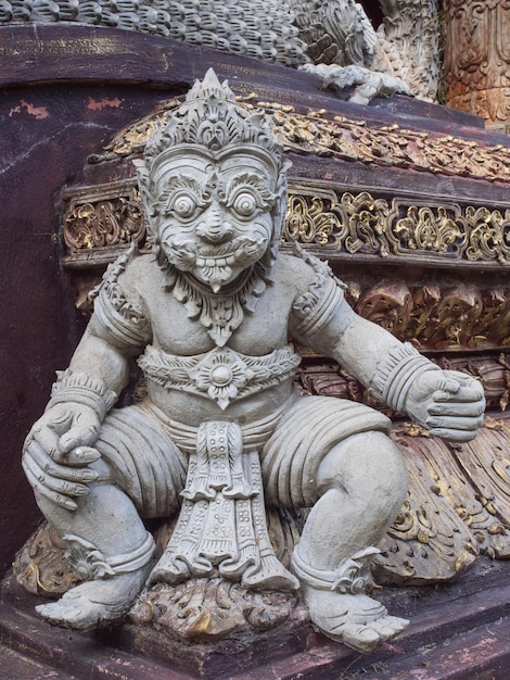 Pequena escultura gigante no templo tailandês