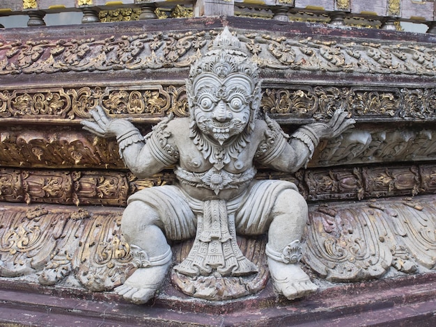 Pequeña escultura gigante en templo tailandés