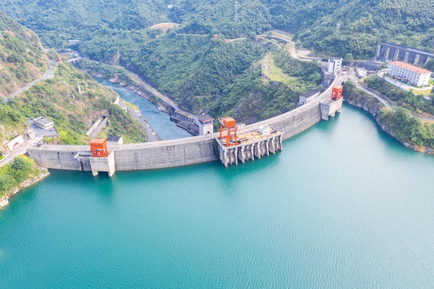 Pequeña estación hidroeléctrica represa y embalse closeup provincia de Hunan China