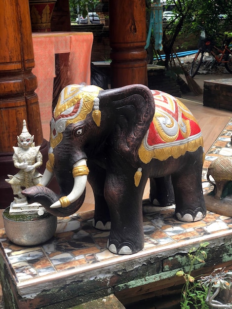 Pequeña estatua de elefante negro