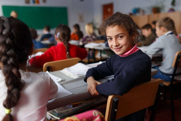 Pequeña estudiante feliz de volver a la escuela