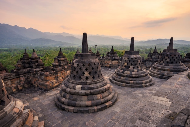 Foto pequeña estupa en borobudur, templo budista en yogyakarta, indonesia