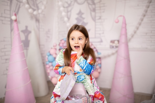 La pequeña fashionista elige un atuendo elegante y accesorios para su look.