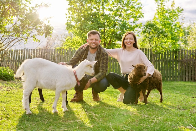 Pequena fazenda com retrato de ovelha e cabra ouessant de casal familiar de proprietários de fazendas