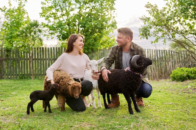 Pequena fazenda com retrato de ovelha e cabra ouessant de casal familiar de proprietários de fazendas