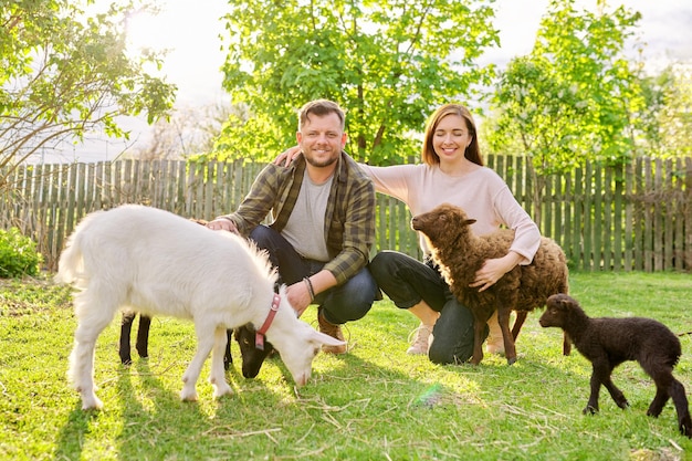 Pequena fazenda com retrato de ovelha e cabra ouessant de casal familiar de proprietários de fazendas