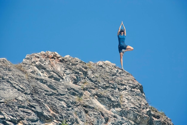 Pequeña figura en una roca