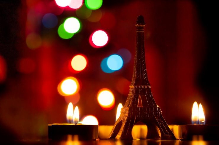 Foto pequeña figura de la torre eiffel y velas.