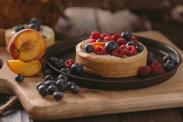 Pequena fruta vermelha e azul no biscoito de torta de bolo