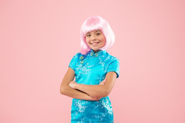 Pequena garota japonesa criança feliz em vestido chinês tradicional ano novo chinês elegante desgaste infantil quimono dia do festival nacional no japão primavera moda menina asiática peruca de cabelo rosa