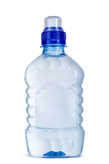 Foto pequena garrafa de água mineral em plástico isolado no branco