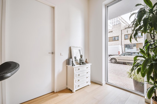 Pequeño Interior De Cocina Bien Organizado Con Fregadero Bajo La Ventana Y  Muebles Ligeros Con Estufa Y Nevera En Un Apartamento Urbano Fotos,  retratos, imágenes y fotografía de archivo libres de derecho.