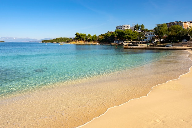 Pequeña y hermosa bahía con playa de arena.