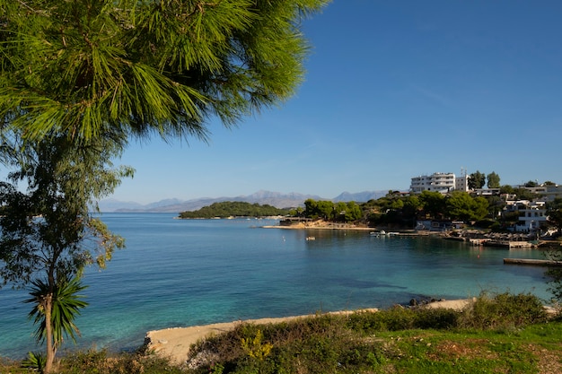 Pequeña y hermosa bahía con playa.