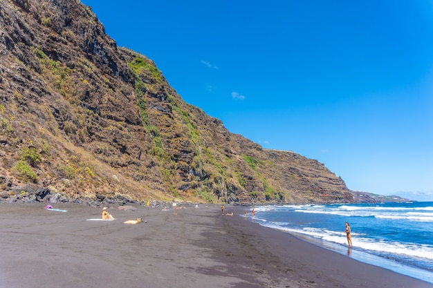 Foto la pequeña y hermosa playa turística de nogales en el este de la isla de la plama, islas canarias. españa