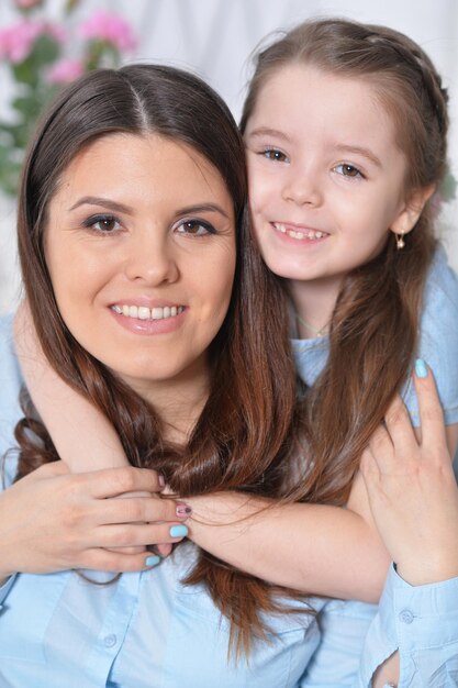 Pequeña hija con su madre