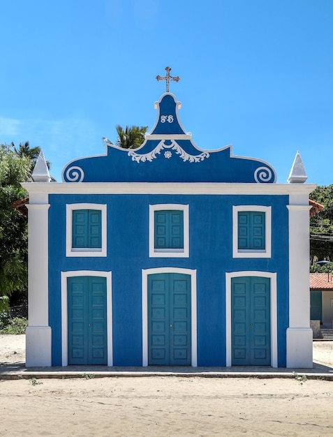 Pequeña iglesia azul en estilo barroco de la playa de Mangue Seco