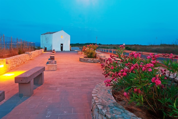 Pequeña iglesia blanca al atardecer