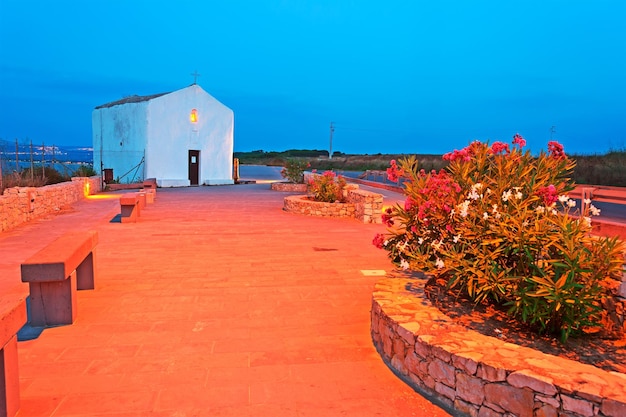 Pequeña iglesia blanca al atardecer