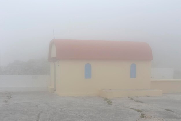 Pequeña iglesia cristiana en las montañas en un día de invierno