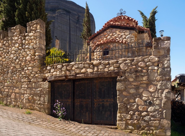 Una pequeña iglesia cristiana en el pueblo de Kastraki en Grecia en el contexto de Meteora