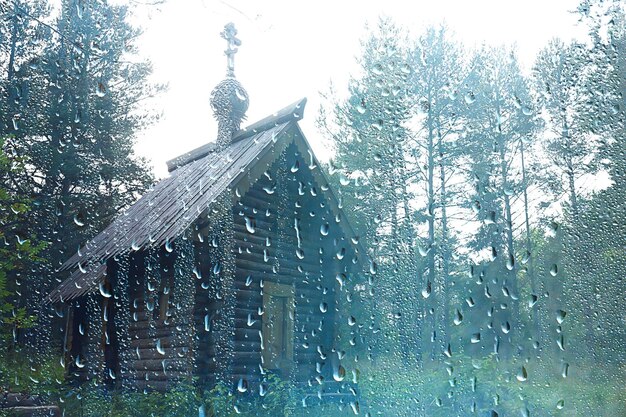 Pequeña iglesia de madera en el bosque, paisaje de verano, concepto de fe ortodoxa nativa