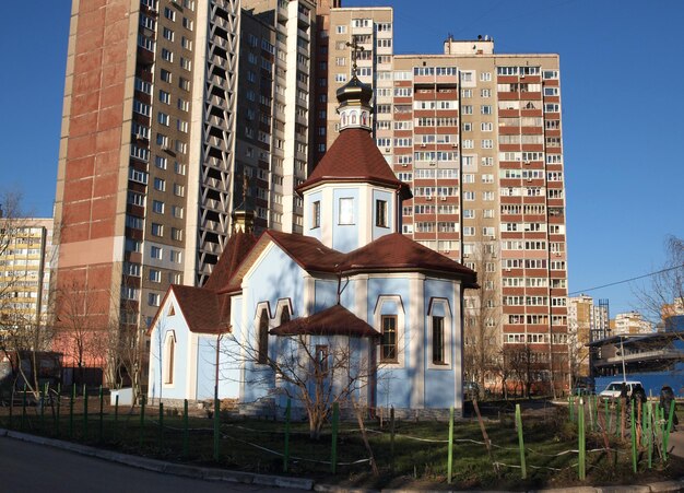 Una pequeña iglesia ortodoxa