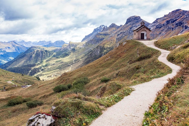 Pequeña iglesia en el Passo Pordoi