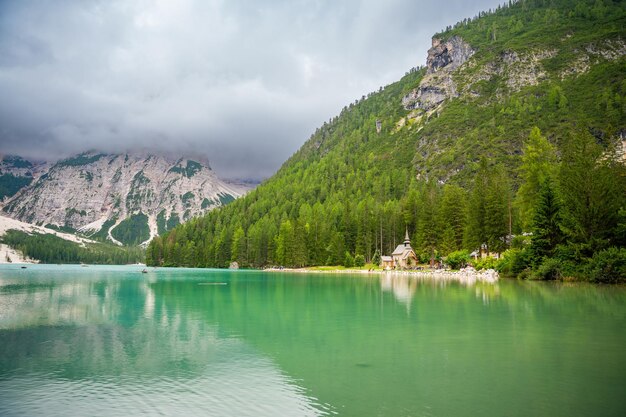 Pequeña iglesia de saint veit en lago di braies tirol del sur italia