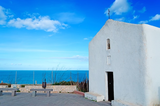 Pequena igreja branca à beira-mar na Sardenha