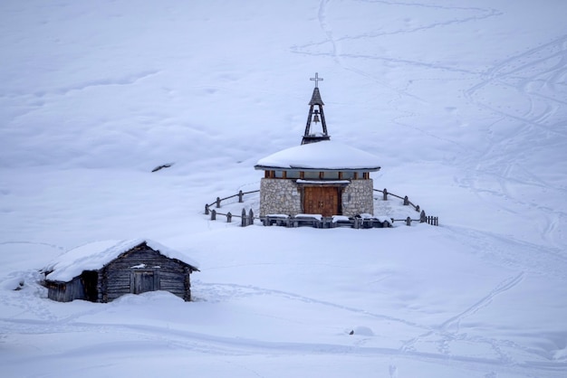 Pequena igreja nas dolomitas da montanha Fanes em panorama de inverno
