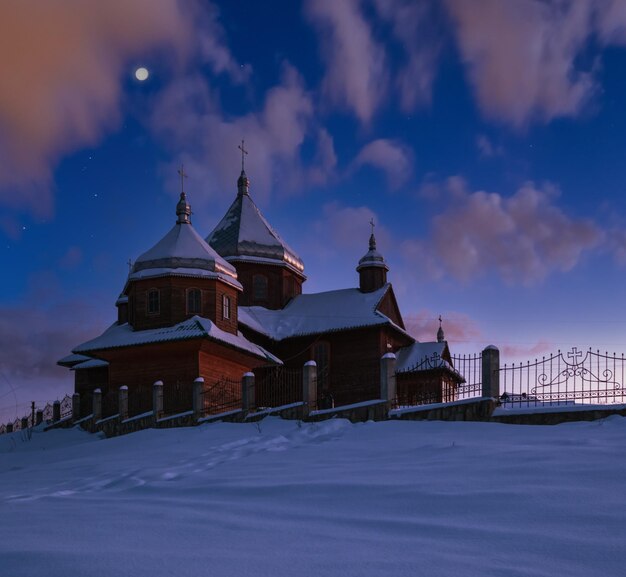 Foto pequena igreja noturna no inverno aldeia alpina remota ucrânia cárpatos voronenko