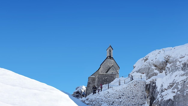 Pequena igreja velha na montanha Belas montanhas alpinas no inverno Bayrischzell Baviera Alemanha