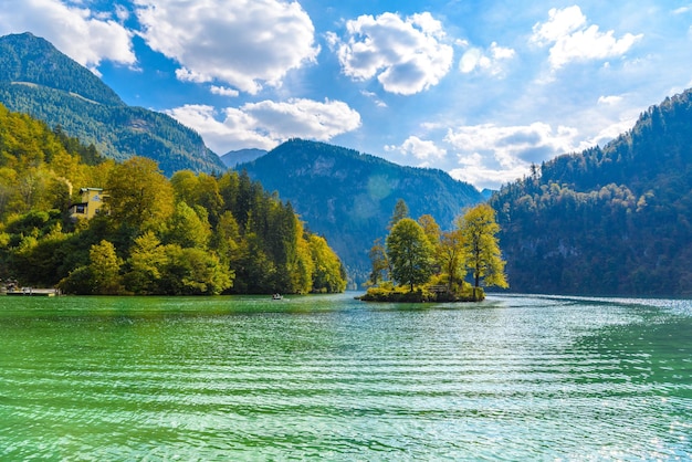 Pequena ilha com árvores no lago Koenigssee Konigsee Berchtesgaden National Park Baviera Alemanha