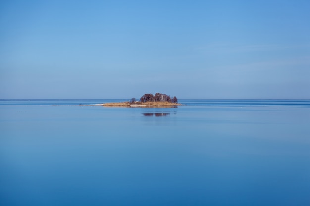 Pequena ilha desabitada no Mar de Kiev