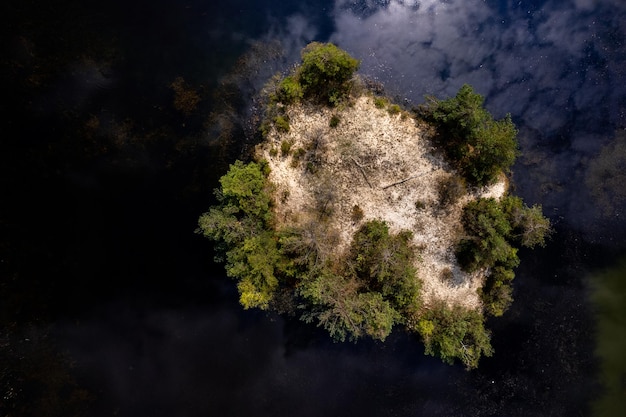 Pequena ilha na vista aérea de drone do lago