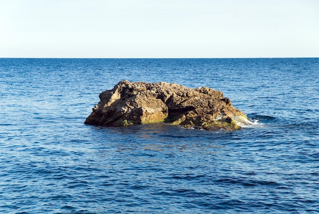 Pequena ilha rochosa no mar