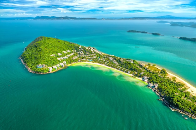 Pequena ilha tropical no oceano com muitos resorts, vista aérea da ilha de Ong Doi em Phu Quoc