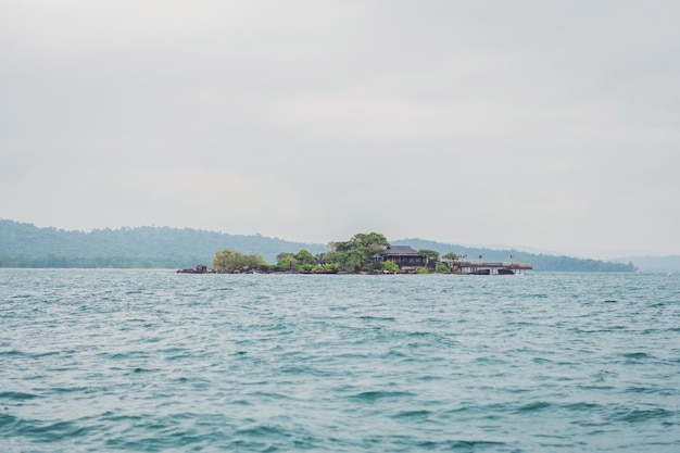 Una pequeña isla hermosa en el mar de vietnam.