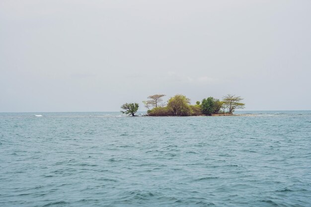 Una pequeña isla hermosa en el mar de vietnam.