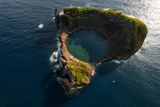 Pequeña isla con lago en el océano