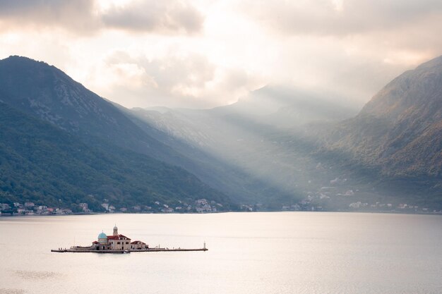 Pequeña isla con monasterio en bahía en la costa mediterránea europea.