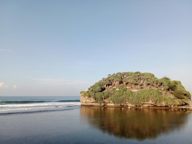 pequeña isla en la playa con cielo azul