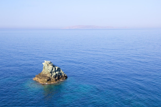 Pequeña isla rocosa en el mar Mediterráneo