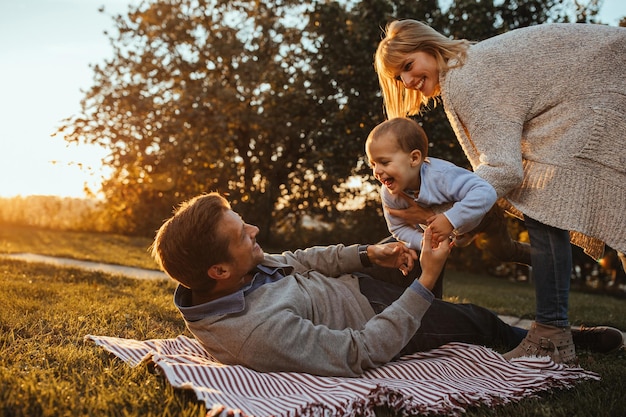 La pequeña y linda familia se divierte al aire libre